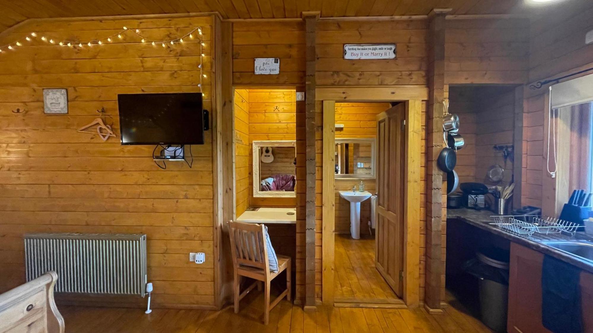 Blossom Cabin - Little Log Cabin In Wales Newtown  Buitenkant foto